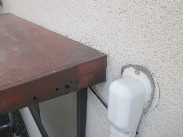 播磨町の腐食で穴が空いた金属庇